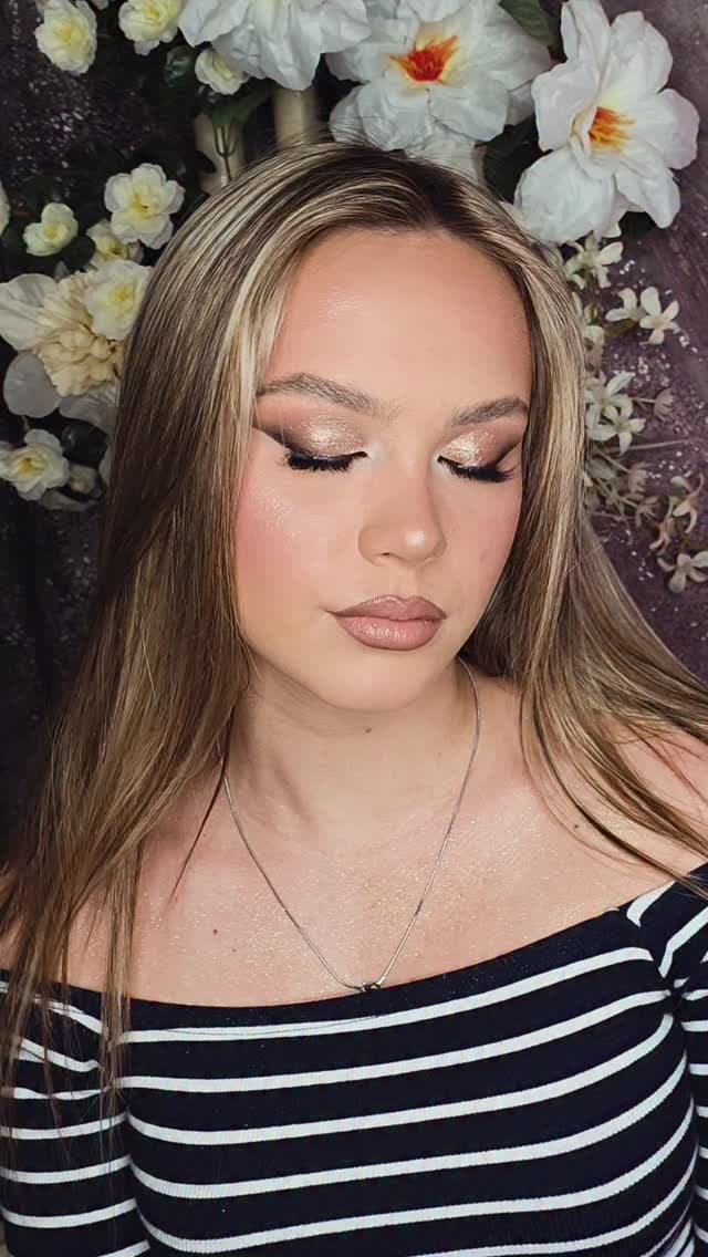 Glamurozne oči i aplikacija trepavica. od nežnog nude stila do dramatičnog smokey eyes-a